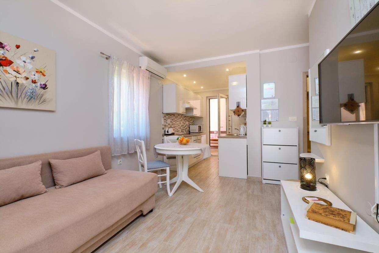 Apartments Enna Mali Lošinj Buitenkant foto